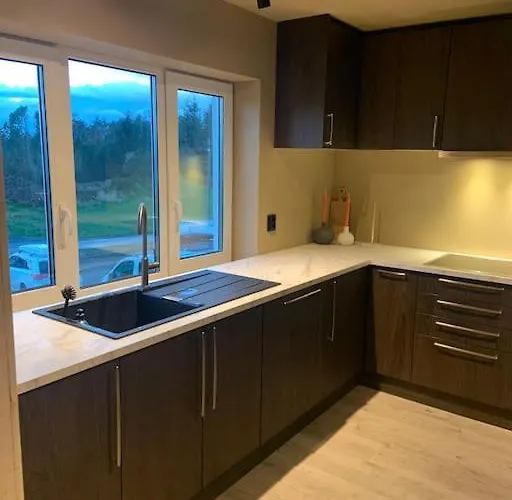 Med 4 Soverom Og Sjoutsikt * Visnes